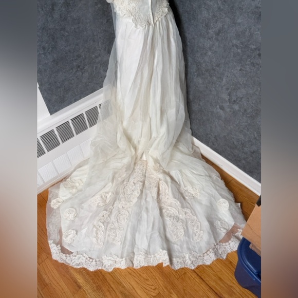 🤍 Vintage 1970s Lace Wedding Dress | Edwardian Revival | Sheer Sleeves 🤍 - Picture 3 of 8